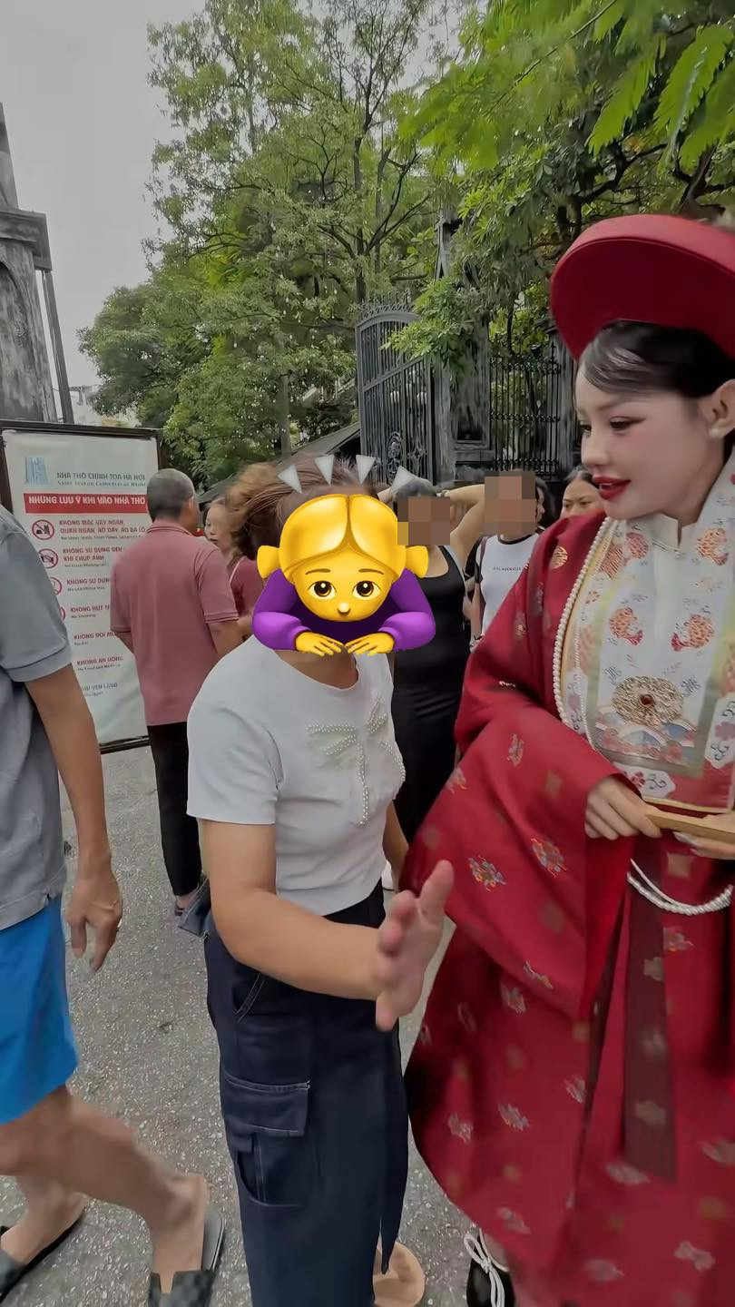 Xôn xao ngân 98 bị người lạ dọa nạt đuổi khỏi Nhà thờ Lớn khi ra Hà Nội chụp ảnh