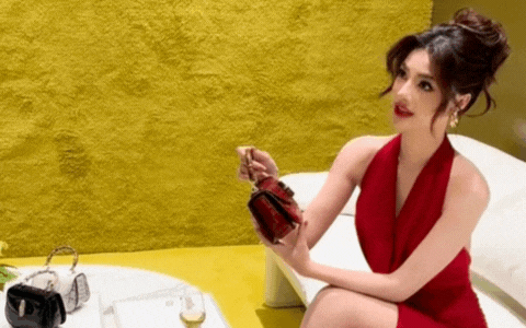 Á hậu Vbiz nghi sinh con cho bác sĩ thẩm mỹ Ngày càng phú bà lấn át Mai Davika khi chung hình