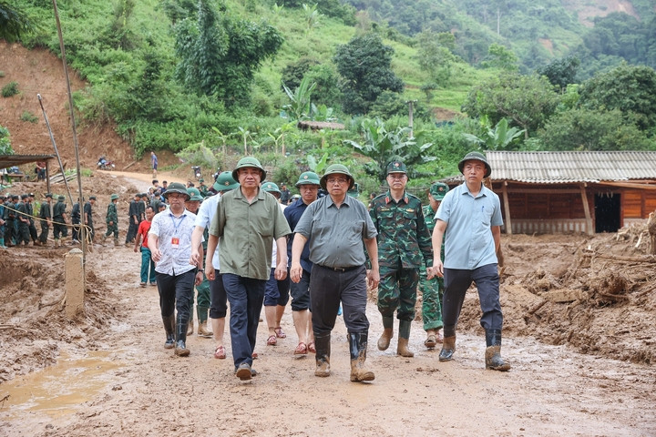 Thủ tướng Phạm Minh Chính tới các xã thiệt hại nặng nề do mưa lũ, sạt lở đất tại tỉnh Điện Biên. (Ảnh: VGP/Nhật Bắc)