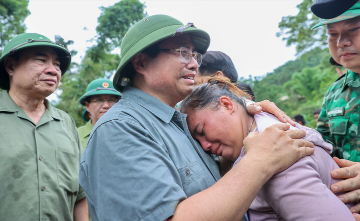 Thủ tướng thăm hỏi, động viên người dân chịu ảnh hưởng, thiệt hại nặng nề do mưa lũ, sạt lở đất. (Ảnh: VGP/Nhật Bắc)