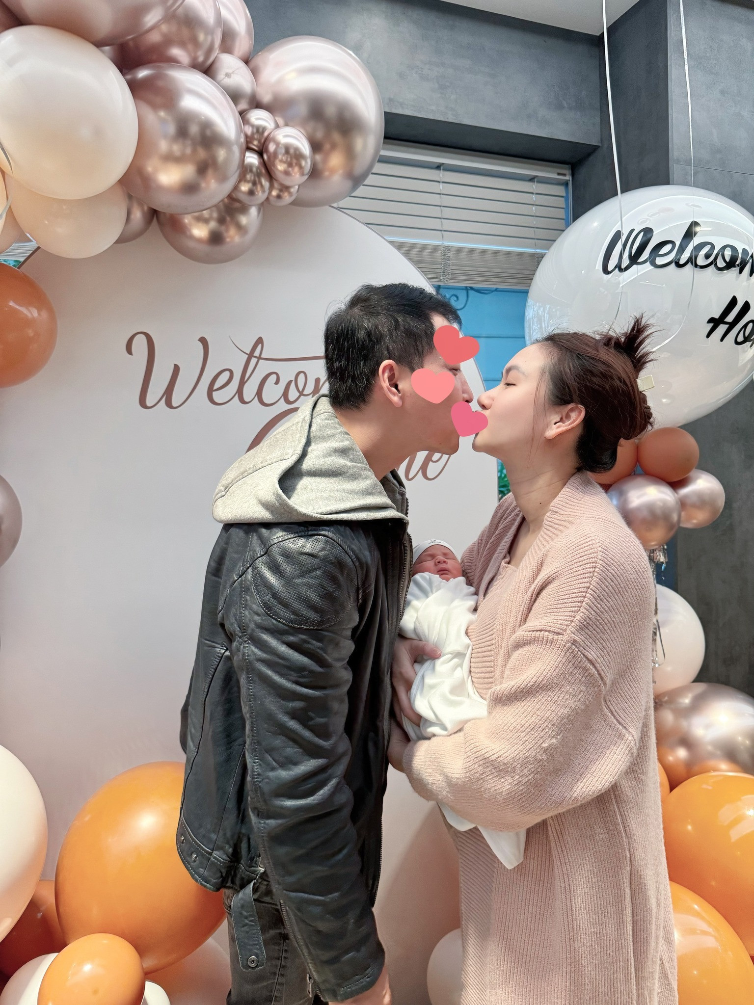 Hương Giang lần đầu để lộ mặt ông xã sau một năm giấu kín