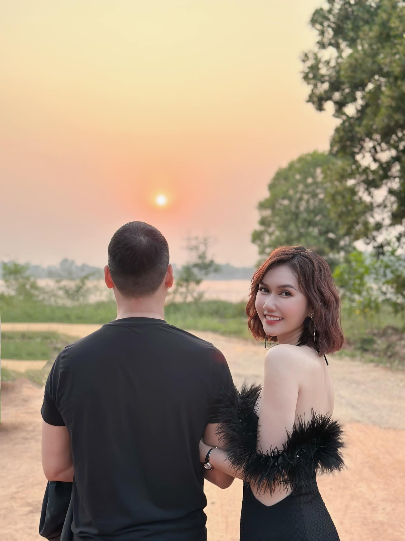 Hương Giang lần đầu để lộ mặt ông xã sau một năm giấu kín