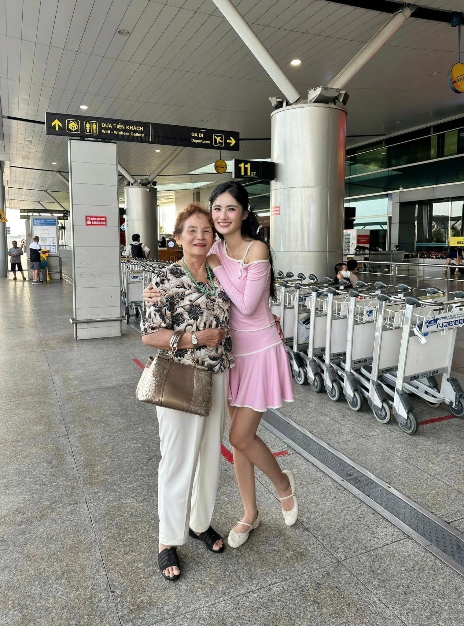 Không phải bố đẻ đây mới là nhân vật chiếm spotlight nhiều nhất ngày tiễn Hoa hậu Ý Nhi