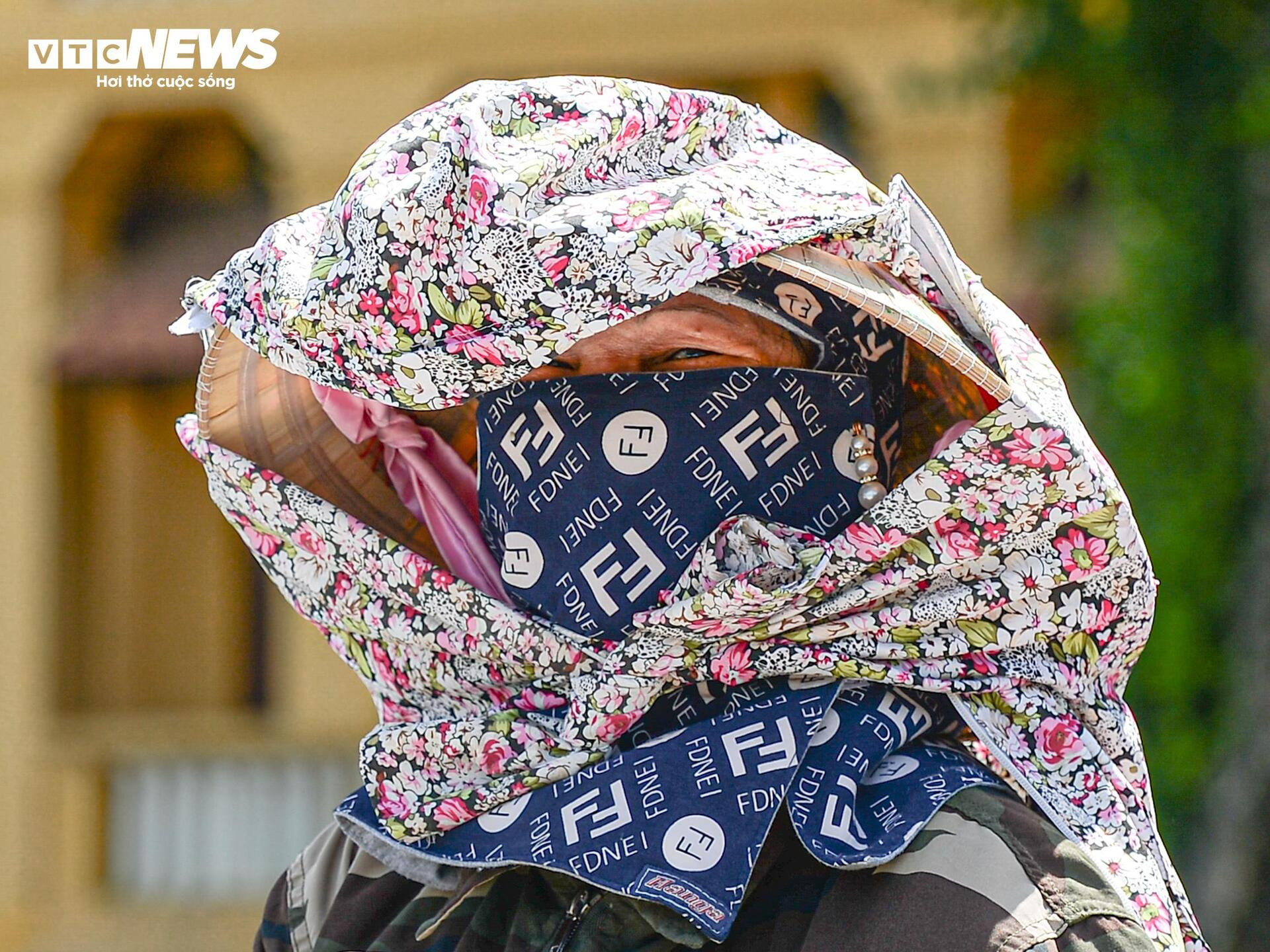 Người Hà Nội quay quắt mưu sinh giữa trời nắng đổ lửa gần 40ºC - 13