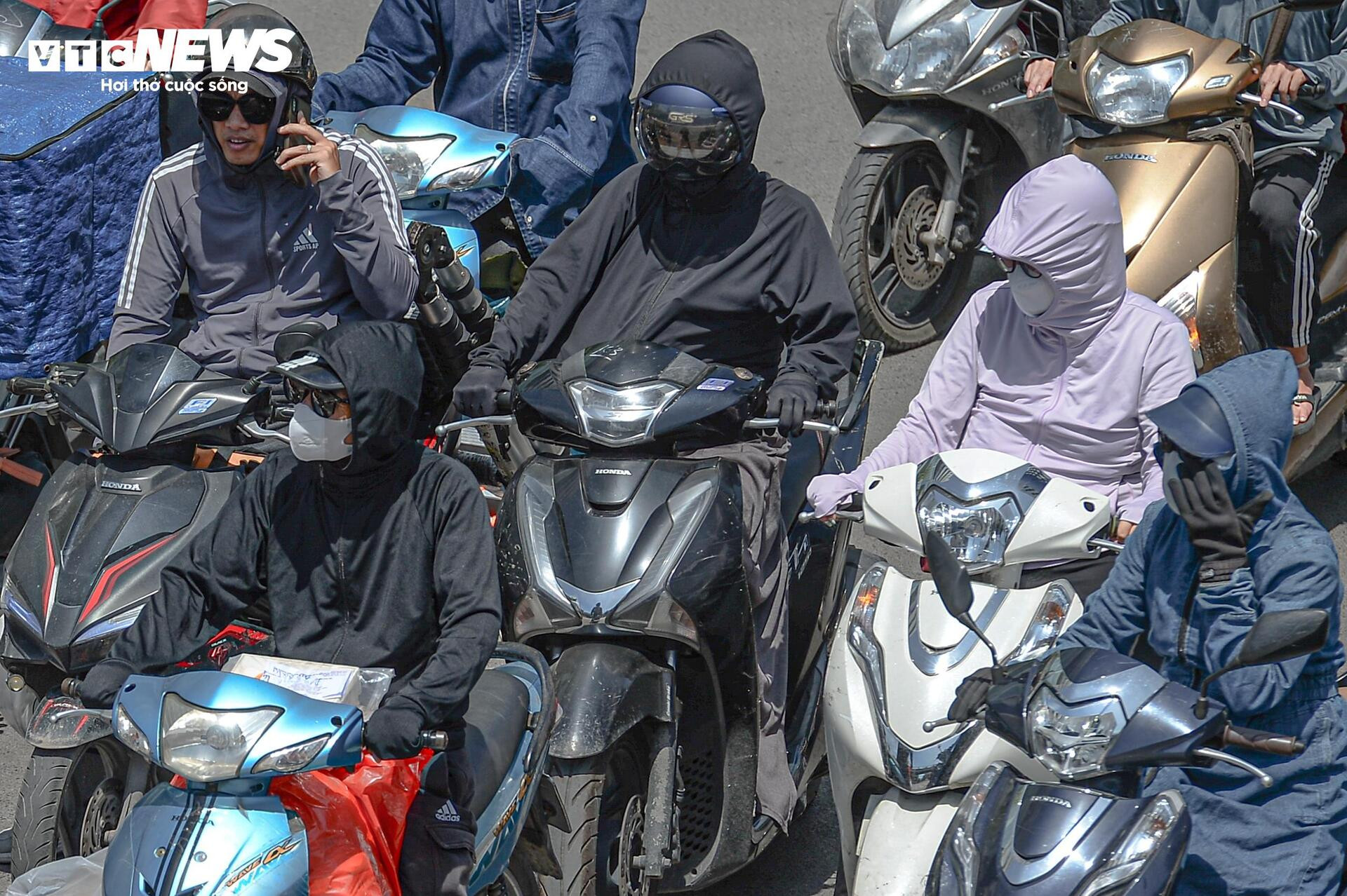 Người Hà Nội quay quắt mưu sinh giữa trời nắng đổ lửa gần 40ºC - 2