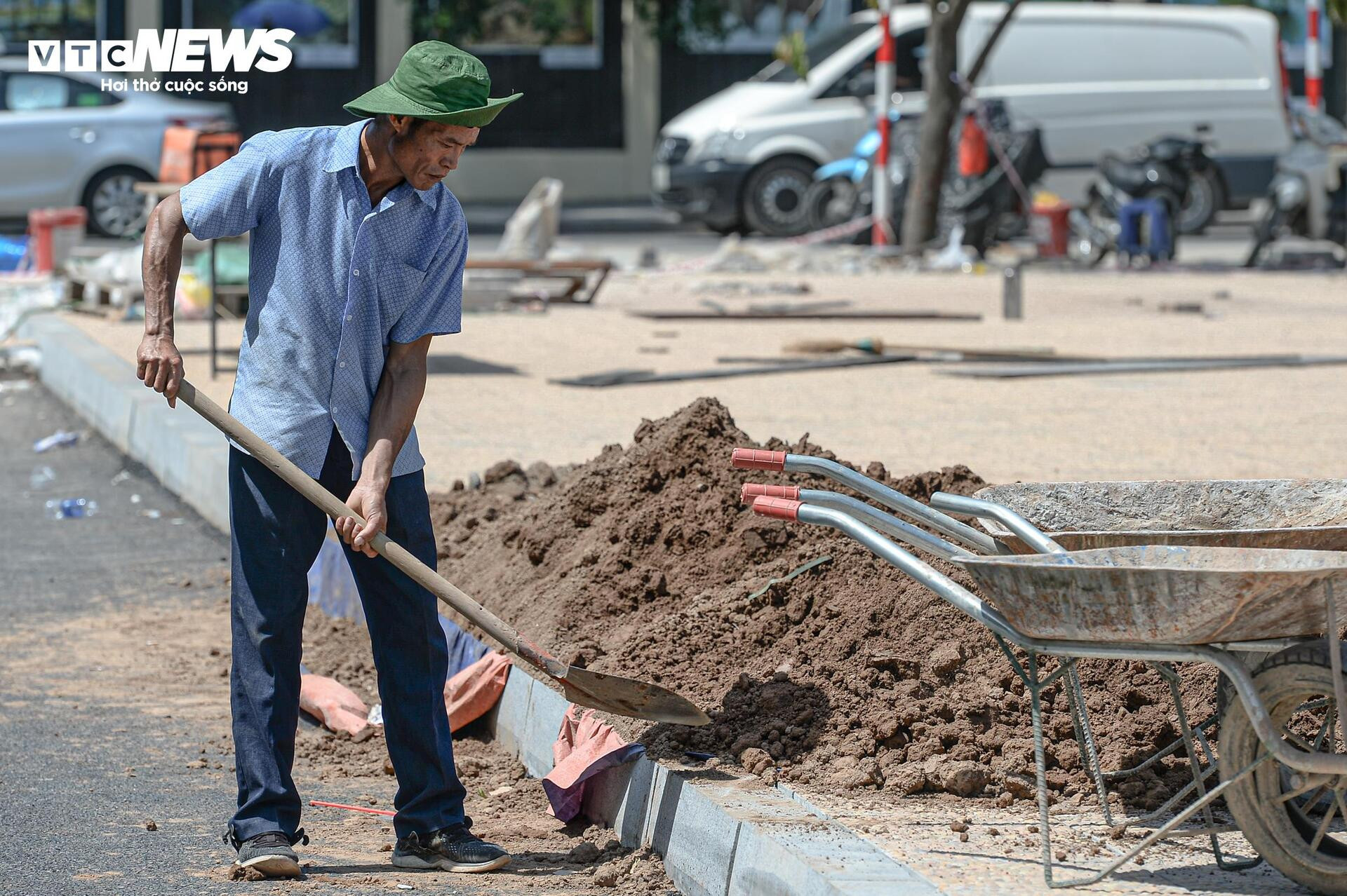 Người Hà Nội quay quắt mưu sinh giữa trời nắng đổ lửa gần 40ºC - 12
