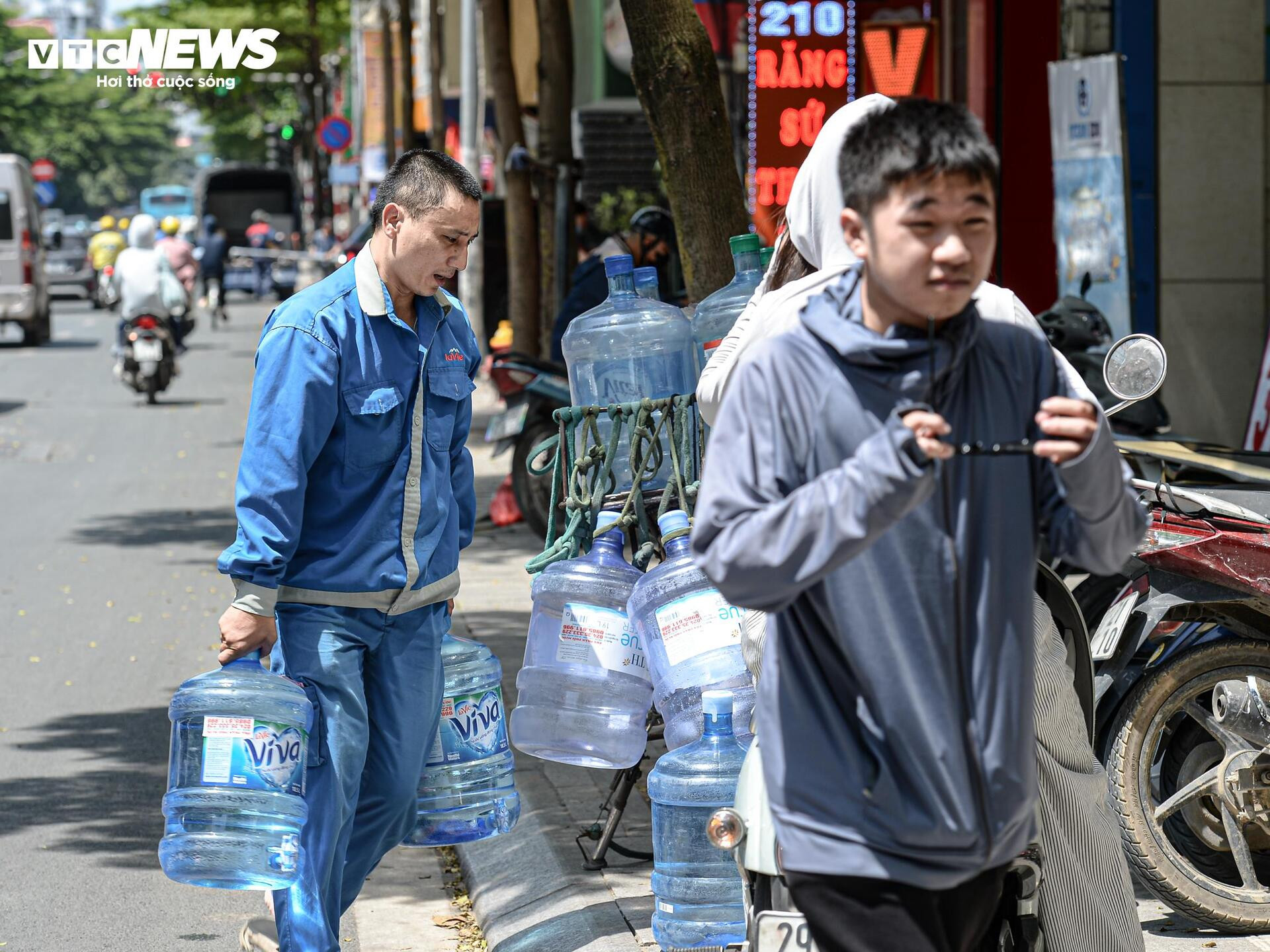 Người Hà Nội quay quắt mưu sinh giữa trời nắng đổ lửa gần 40ºC - 15