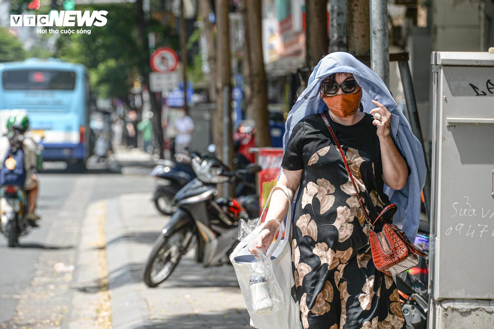 Người Hà Nội quay quắt mưu sinh giữa trời nắng đổ lửa gần 40ºC - 5