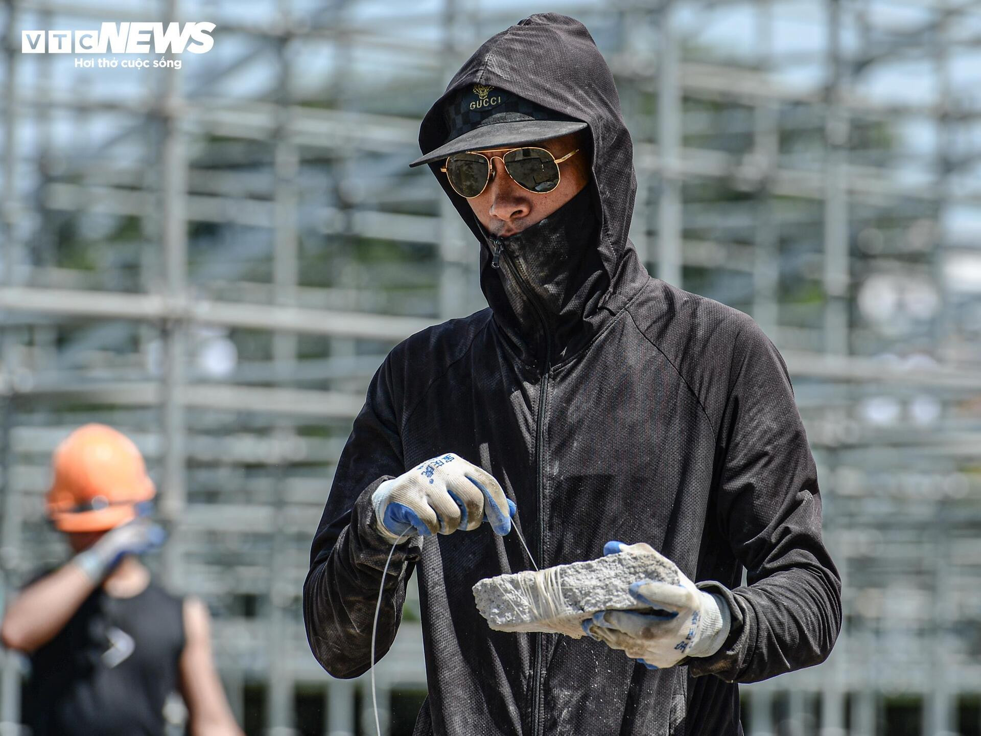 Người Hà Nội quay quắt mưu sinh giữa trời nắng đổ lửa gần 40ºC - 11