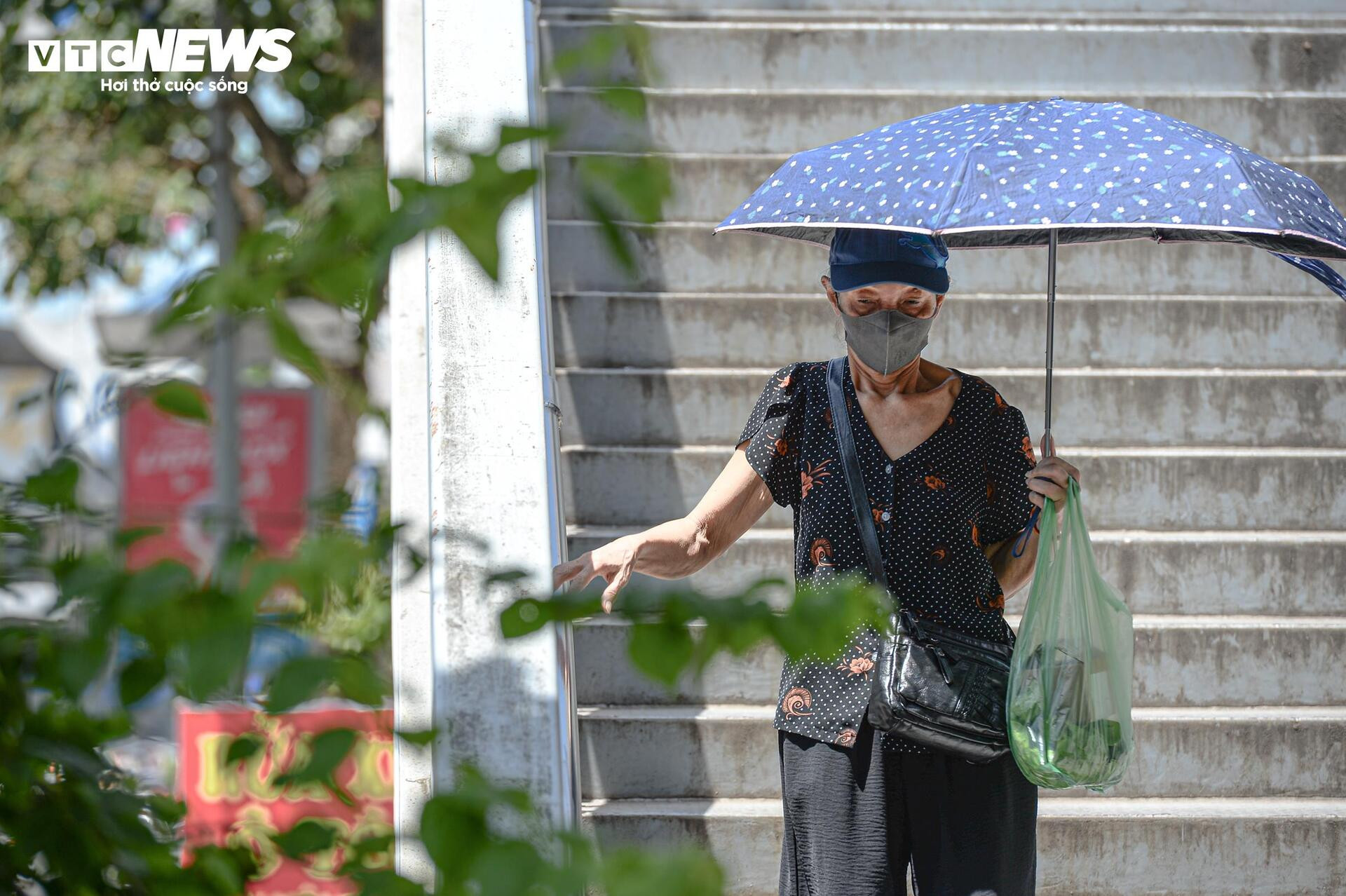 Người Hà Nội quay quắt mưu sinh giữa trời nắng đổ lửa gần 40ºC - 6