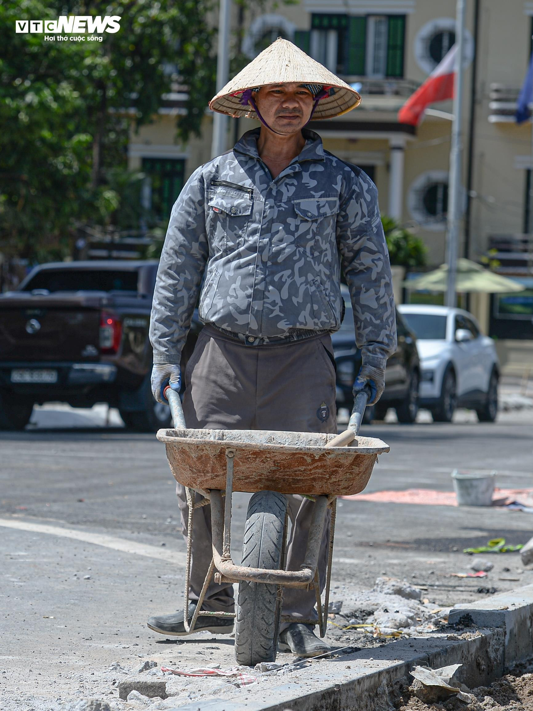 Người Hà Nội quay quắt mưu sinh giữa trời nắng đổ lửa gần 40ºC - 10