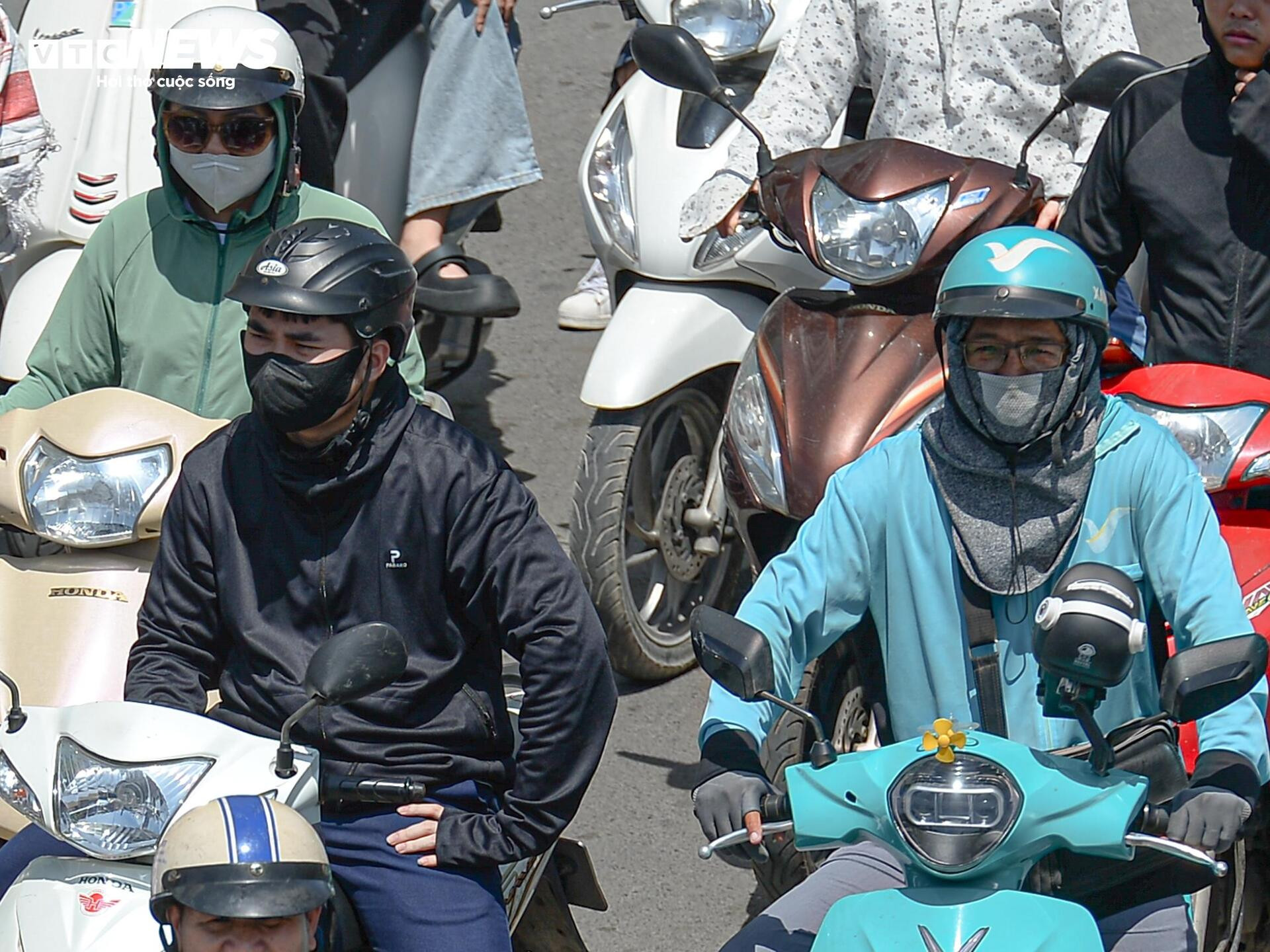 Người Hà Nội quay quắt mưu sinh giữa trời nắng đổ lửa gần 40ºC - 4