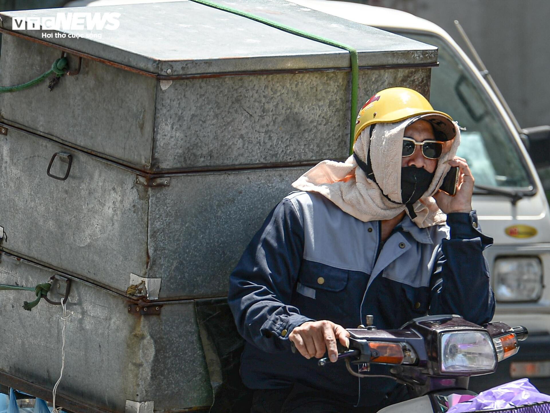 Người Hà Nội quay quắt mưu sinh giữa trời nắng đổ lửa gần 40ºC - 18