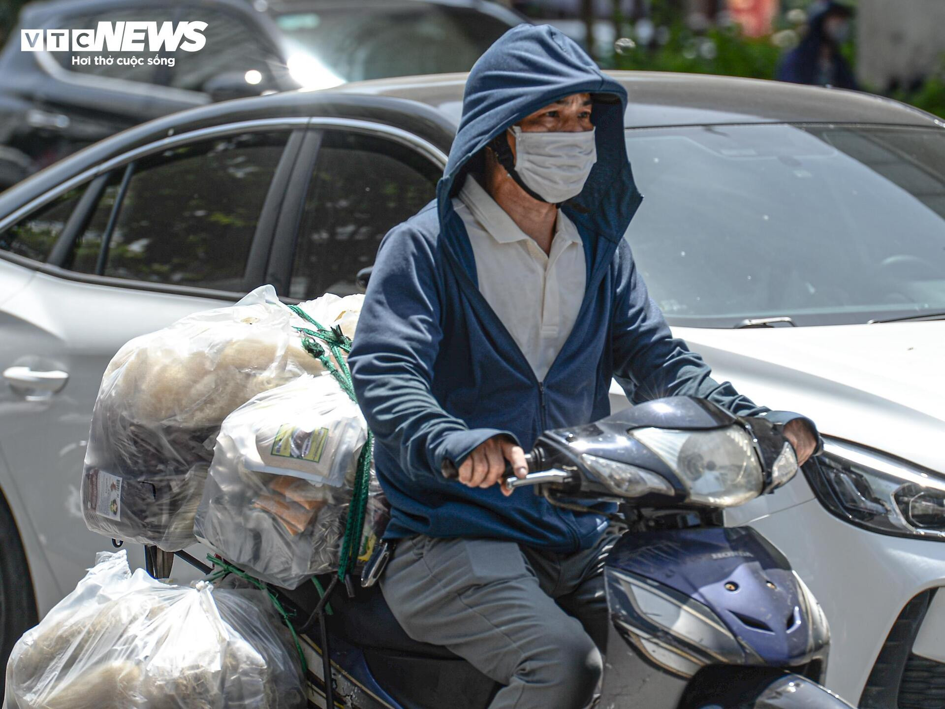 Người Hà Nội quay quắt mưu sinh giữa trời nắng đổ lửa gần 40ºC - 17