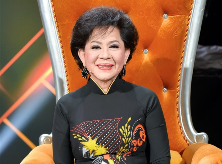 Nữ danh ca vẫn trẻ đẹp ở tuổi U80.