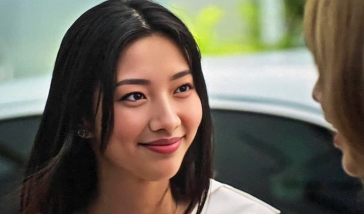 Gương mặt Thuỳ Tiên được thay thế bằng AI bị nhận xét đơ cứng, thiếu tự nhiên.