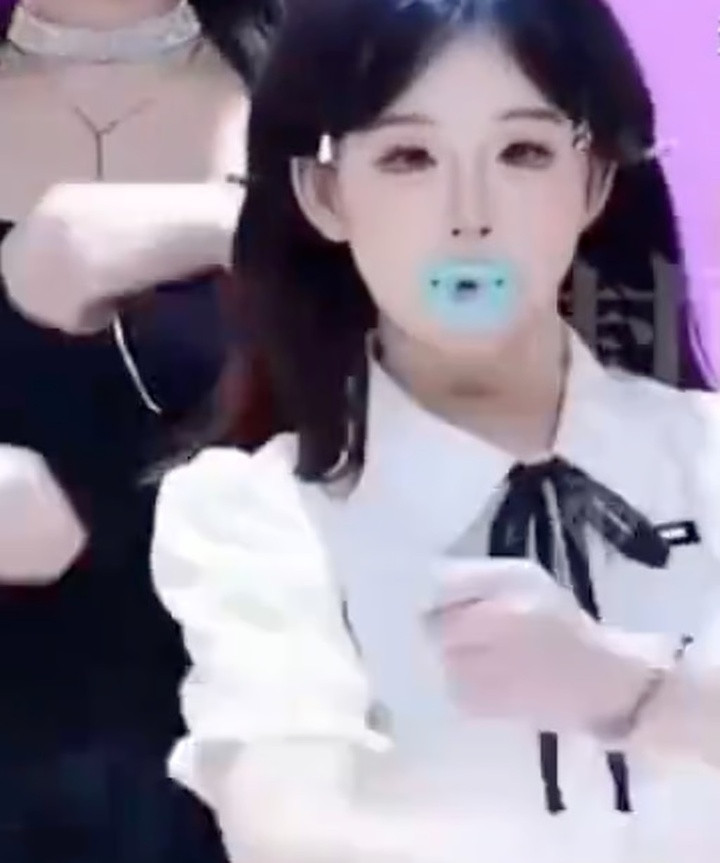 Các cửa hàng trực tuyến khẳng định rằng núm vú giả người lớn có thể giúp giảm căng thẳng và hỗ trợ giấc ngủ. (Ảnh: Handout)