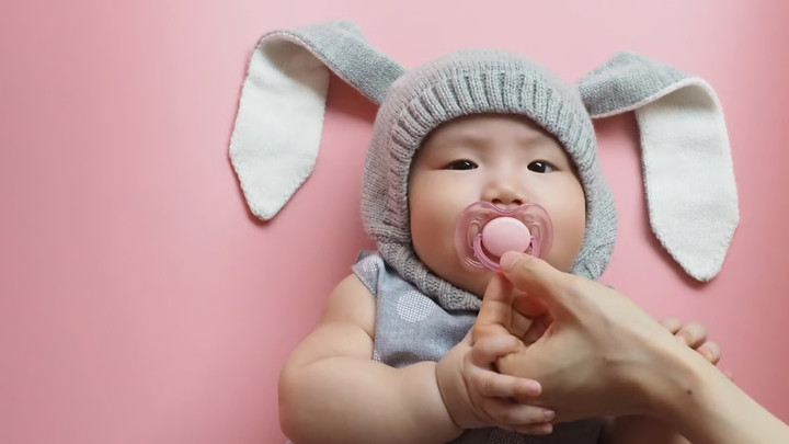 Những núm ty giả dành cho người lớn lớn hơn những núm ty giả thường được trẻ em sử dụng. (Ảnh: Shutterstock)