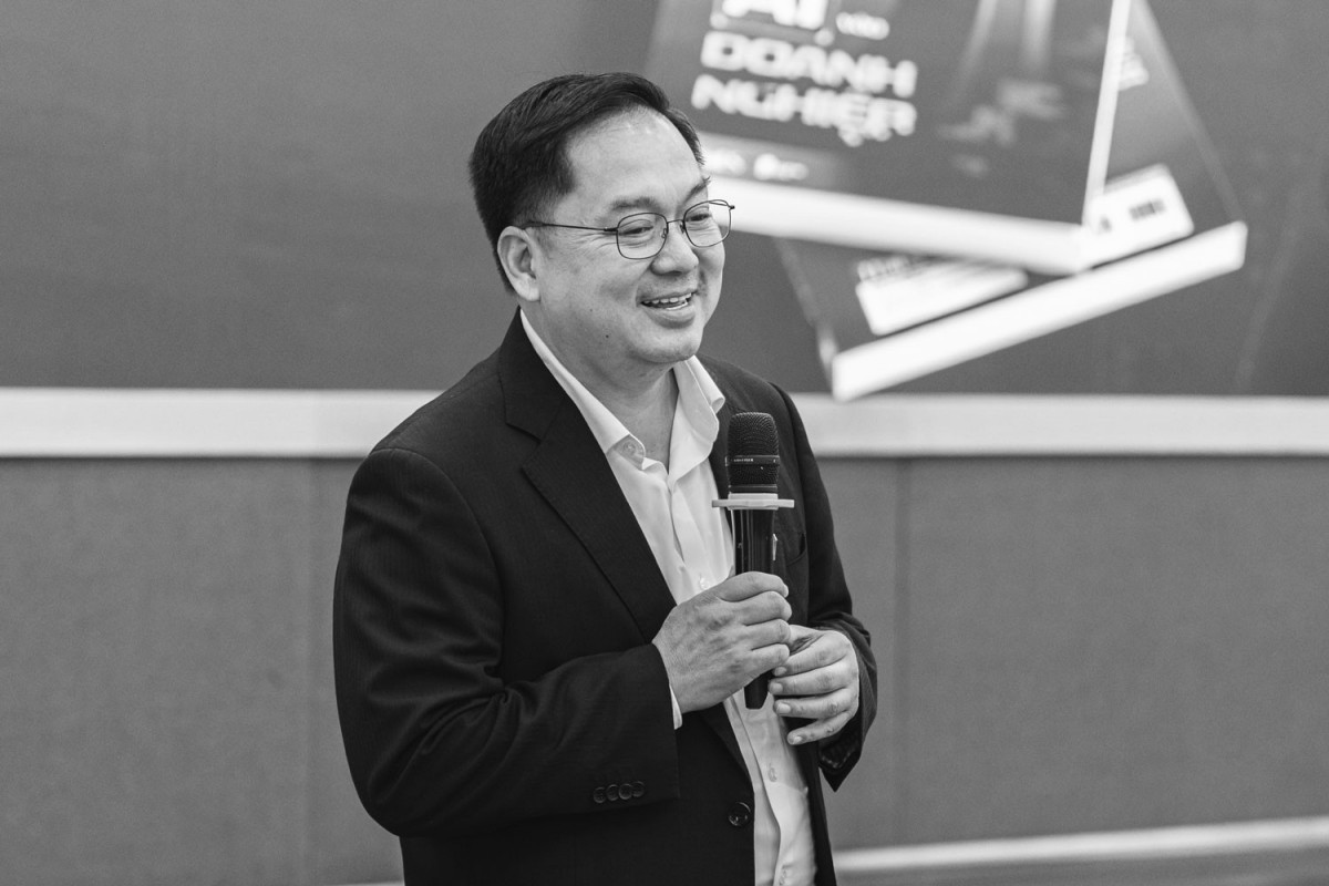 Giáo sư Xoay chia sẻ xúc động hé lộ con người thật ông Hoàng Nam Tiến đang viral trên MXH