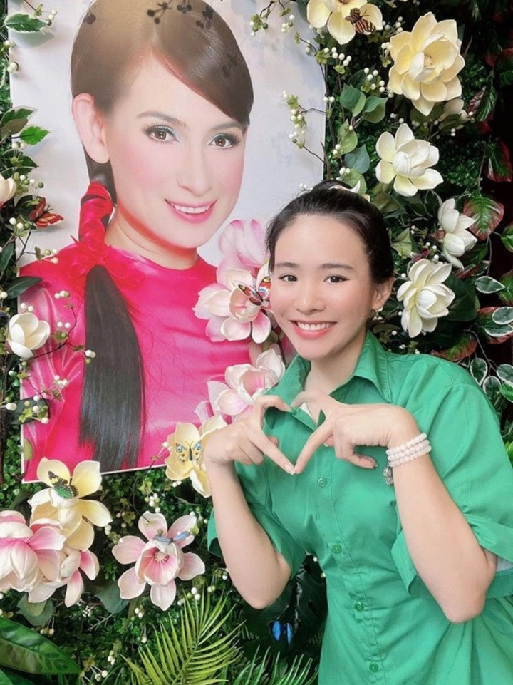 Quỳnh Trang luôn lấy Phi Nhung làm động lực để tiếp tục ca hát.