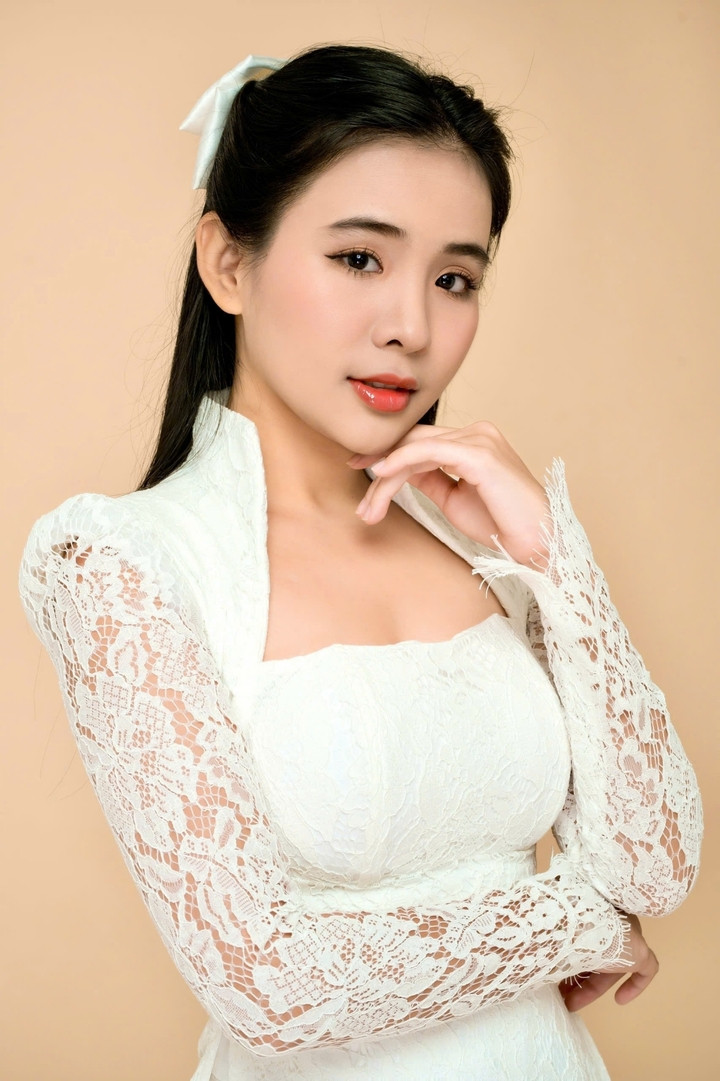 Quỳnh Trang ngày càng trưởng thành trong giọng hát lẫn sắc vóc.