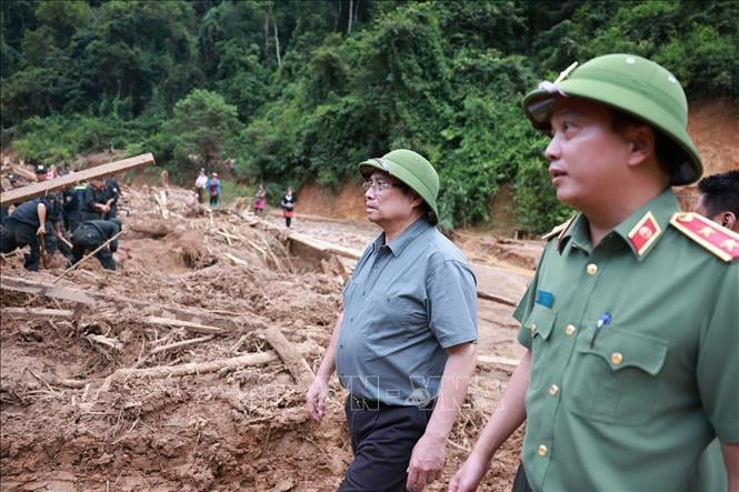 Thủ tướng xúc động thăm hỏi, động viên nhân dân thiệt hại do mưa lũ tại tỉnh Điện Biên - Ảnh 2.