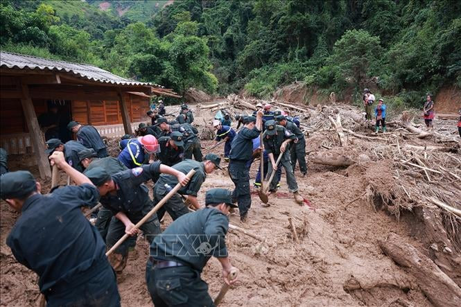 Thủ tướng xúc động thăm hỏi, động viên nhân dân thiệt hại do mưa lũ tại tỉnh Điện Biên - Ảnh 4.