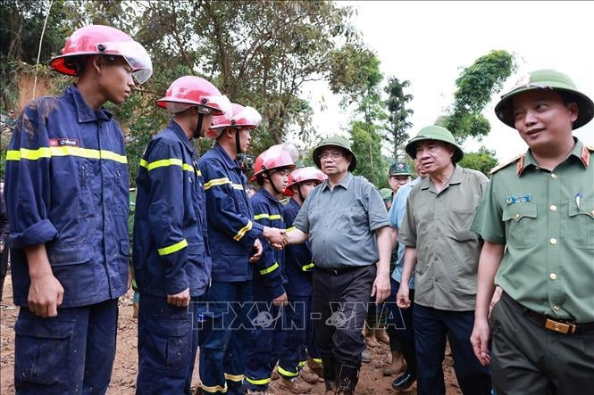 Thủ tướng xúc động thăm hỏi, động viên nhân dân thiệt hại do mưa lũ tại tỉnh Điện Biên - Ảnh 12.
