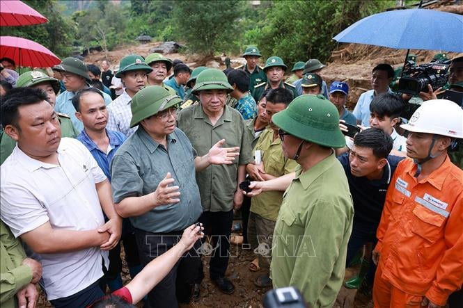 Thủ tướng xúc động thăm hỏi, động viên nhân dân thiệt hại do mưa lũ tại tỉnh Điện Biên - Ảnh 7.