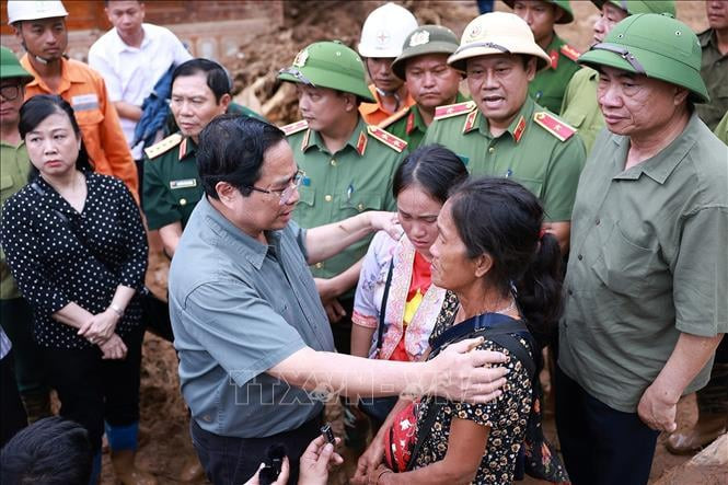 Thủ tướng xúc động thăm hỏi, động viên nhân dân thiệt hại do mưa lũ tại tỉnh Điện Biên - Ảnh 3.