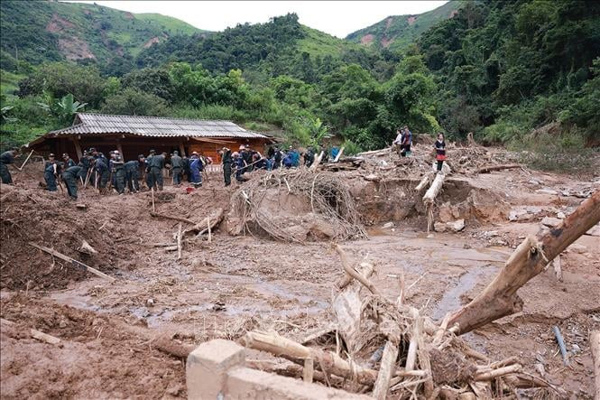 Thủ tướng xúc động thăm hỏi, động viên nhân dân thiệt hại do mưa lũ tại tỉnh Điện Biên - Ảnh 16.