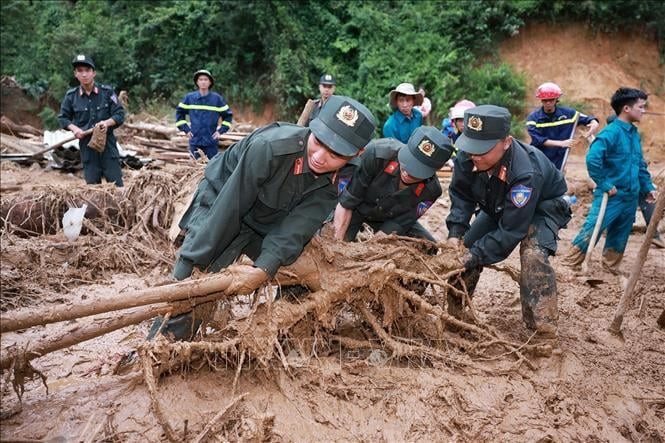 Thủ tướng xúc động thăm hỏi, động viên nhân dân thiệt hại do mưa lũ tại tỉnh Điện Biên - Ảnh 15.