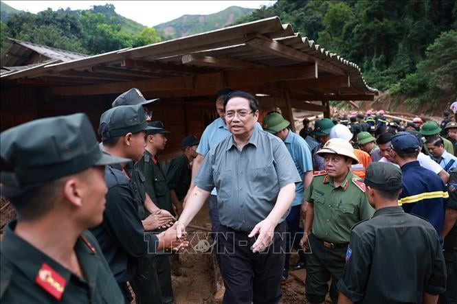 Thủ tướng xúc động thăm hỏi, động viên nhân dân thiệt hại do mưa lũ tại tỉnh Điện Biên - Ảnh 11.