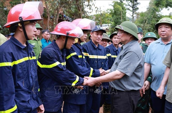 Thủ tướng xúc động thăm hỏi, động viên nhân dân thiệt hại do mưa lũ tại tỉnh Điện Biên - Ảnh 10.