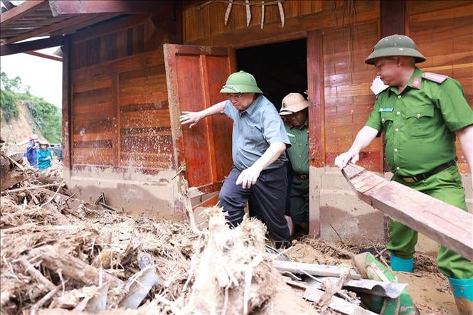 Thủ tướng xúc động thăm hỏi, động viên nhân dân thiệt hại do mưa lũ tại tỉnh Điện Biên - Ảnh 8.
