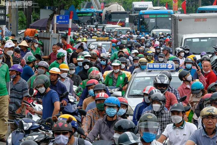 Đây là cảnh thường thấy ở Hà Nội vào giờ cao điểm. ((Ảnh: Đắc Huy)