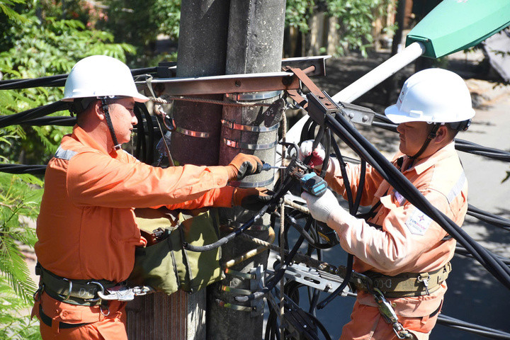 EVNHANOI cho biết sẽ tập trung khắc phục sự cố điện để không ảnh hưởng đến đường dây. (Ảnh: EVNHANOI).