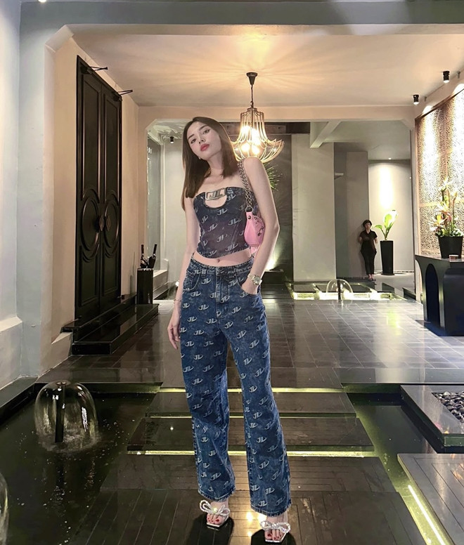 Kỳ Duyên mix đồ với quần jeans cực chất Vbiz khó ai sánh bằng