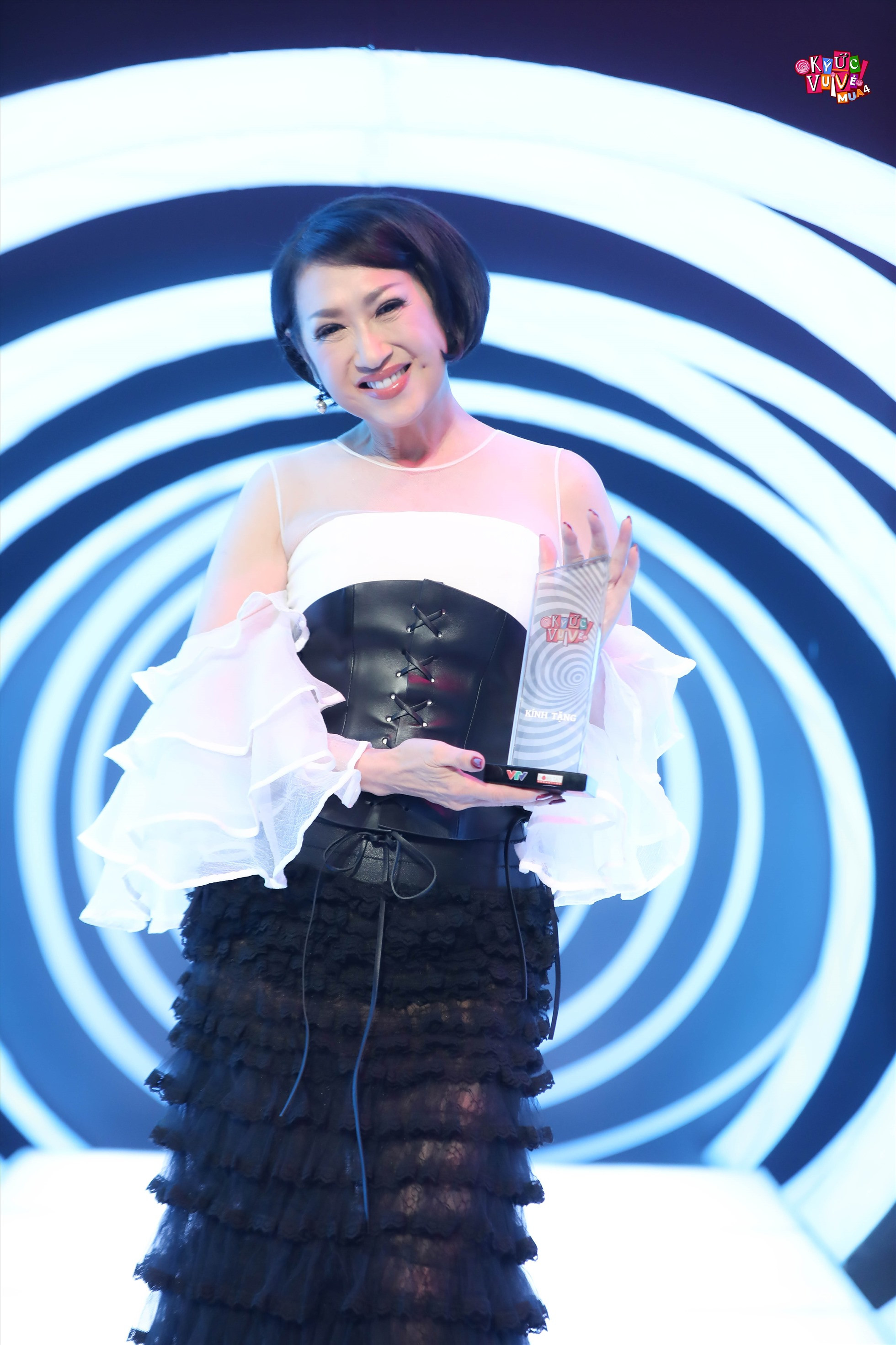 Mắc ung thư vú hơn 2 thập kỷ, nữ danh ca hải chiến thắng vượt quá bạo bệnh, có sự nghiệp lẫn cuộc sống tốt đẹp - Ảnh 5.