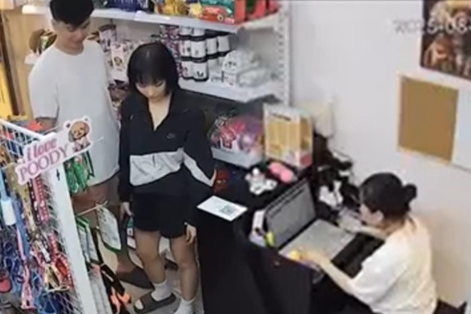 Sao nữ đình đám Vbiz bị leak clip hẹn hò rõ mặt với bạn trai chủ quán nhận mưa phẫn nộ