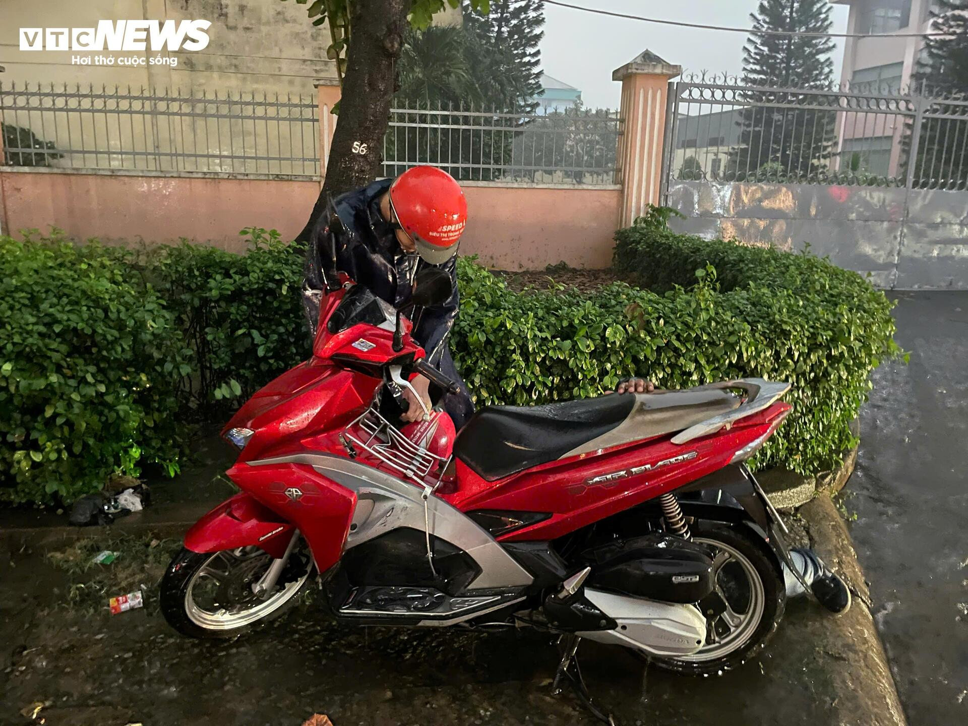 Mưa lớn gây ngập sâu nhiều tuyến đường TP.HCM, người dân dắt xe lội nước về nhà - 6