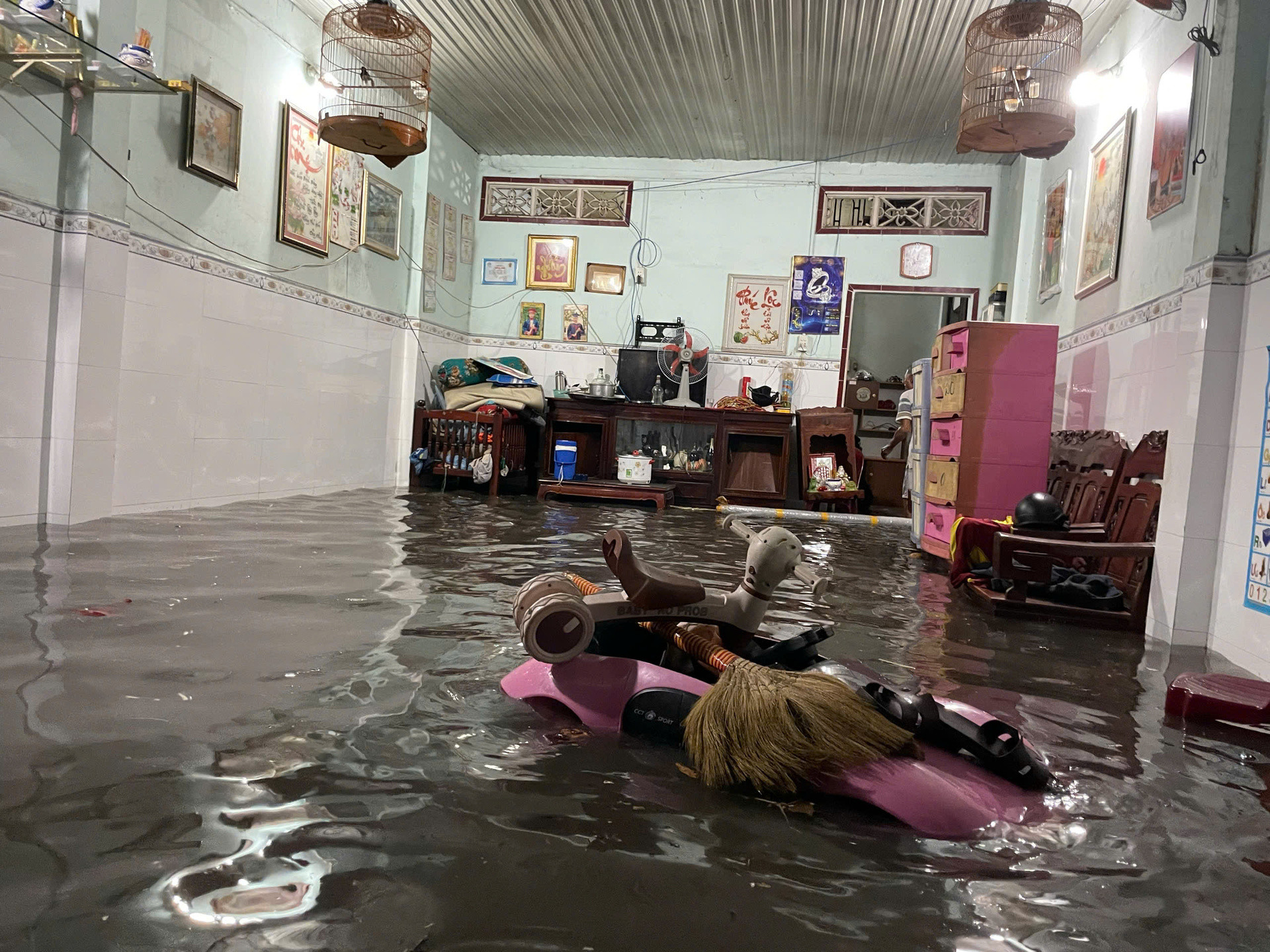 Mưa lớn gây ngập sâu nhiều tuyến đường TP.HCM, người dân dắt xe lội nước về nhà - 8