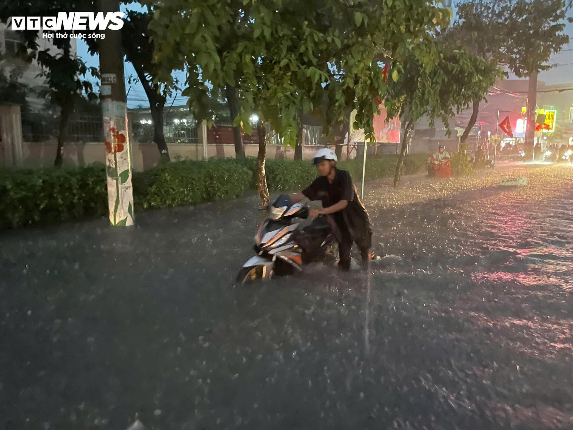 Mưa lớn gây ngập sâu nhiều tuyến đường TP.HCM, người dân dắt xe lội nước về nhà - 9