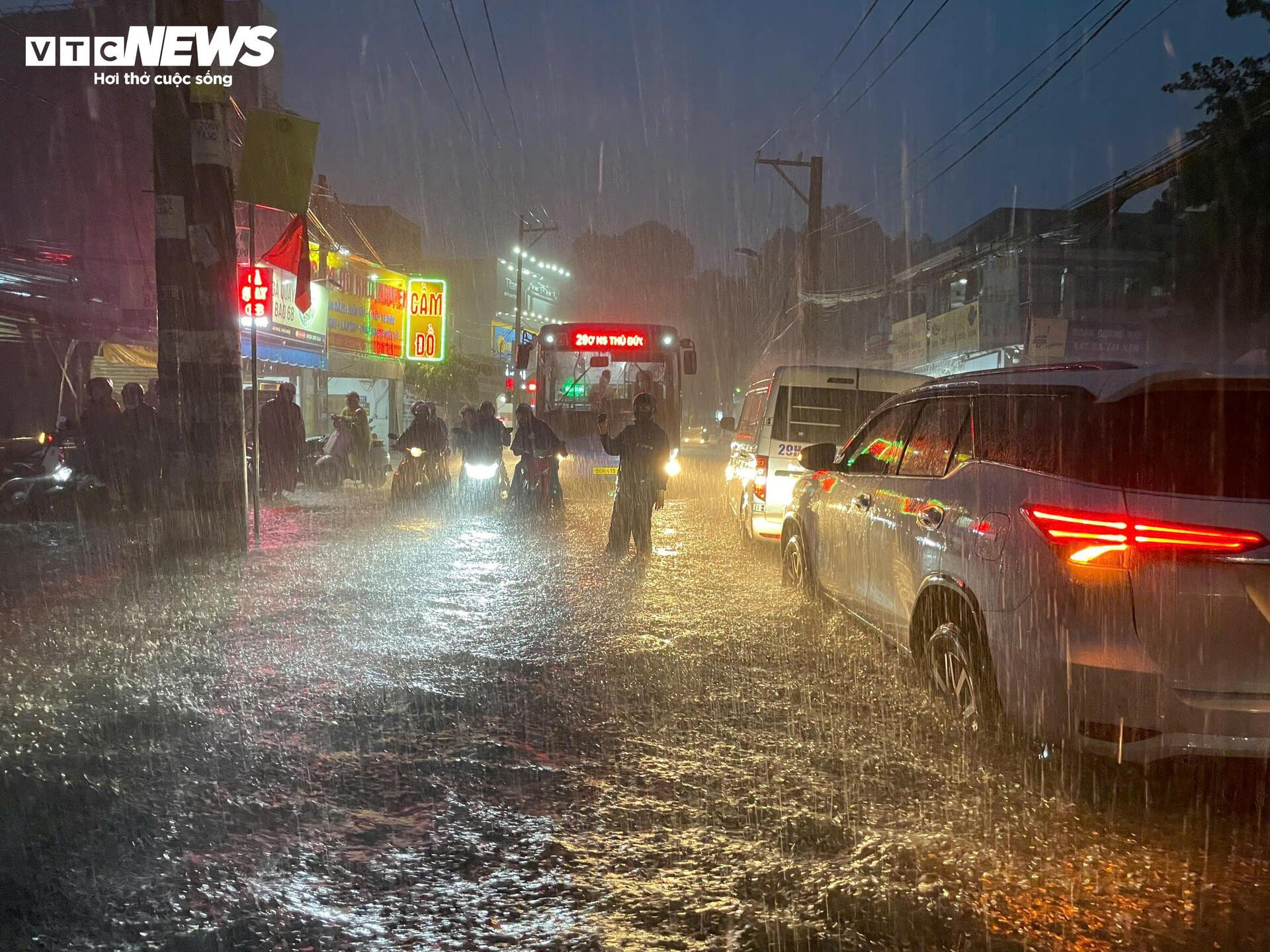 Mưa lớn gây ngập sâu nhiều tuyến đường TP.HCM, người dân dắt xe lội nước về nhà - 1