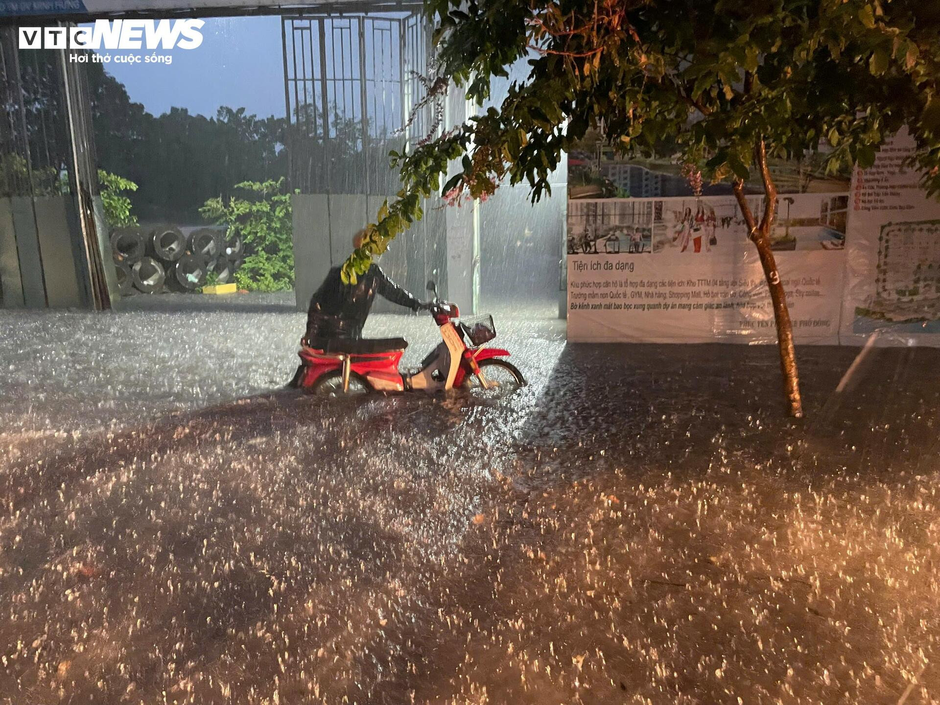 Mưa lớn gây ngập sâu nhiều tuyến đường TP.HCM, người dân dắt xe lội nước về nhà - 5