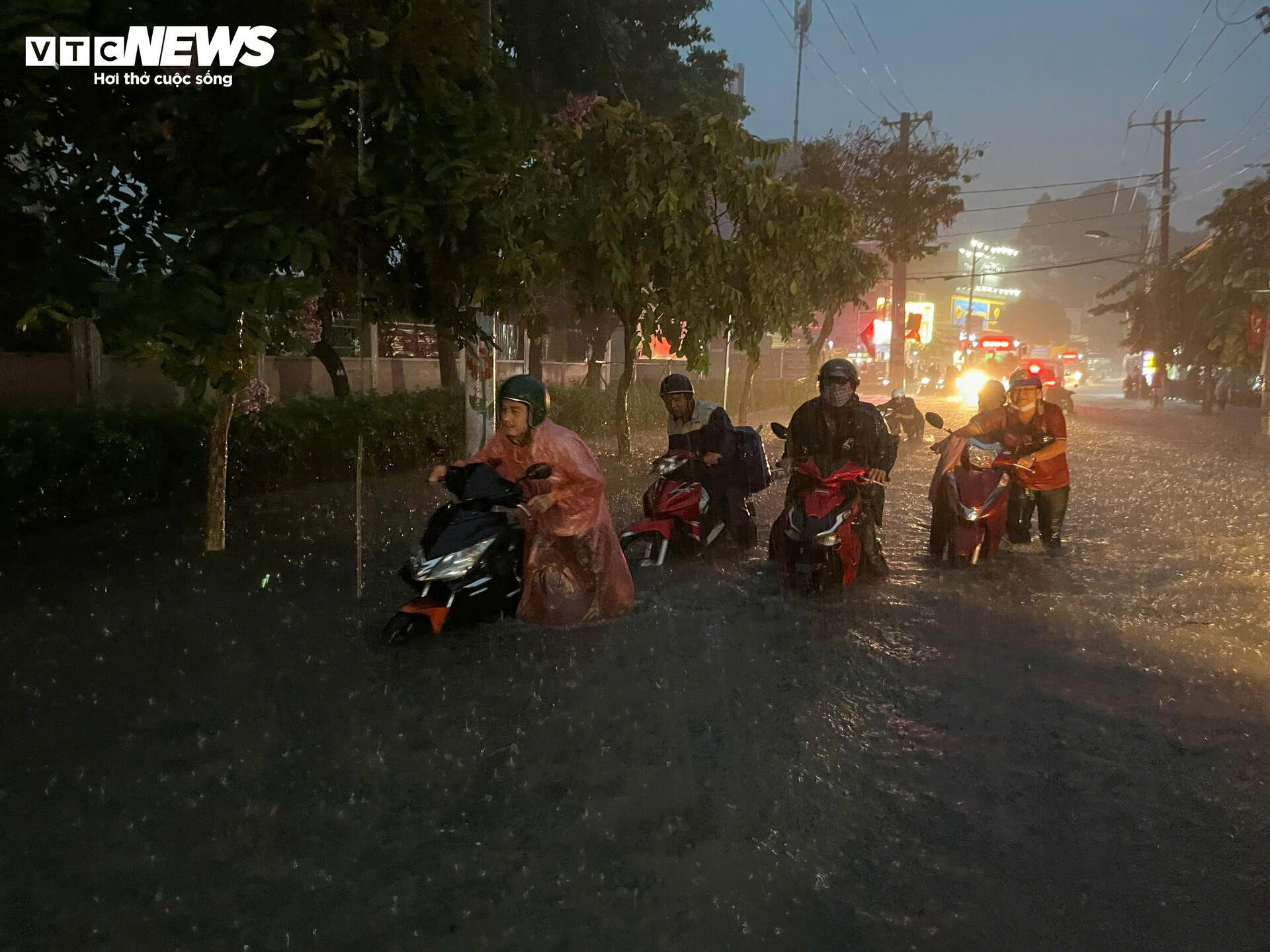 Mưa lớn gây ngập sâu nhiều tuyến đường TP.HCM, người dân dắt xe lội nước về nhà - 2