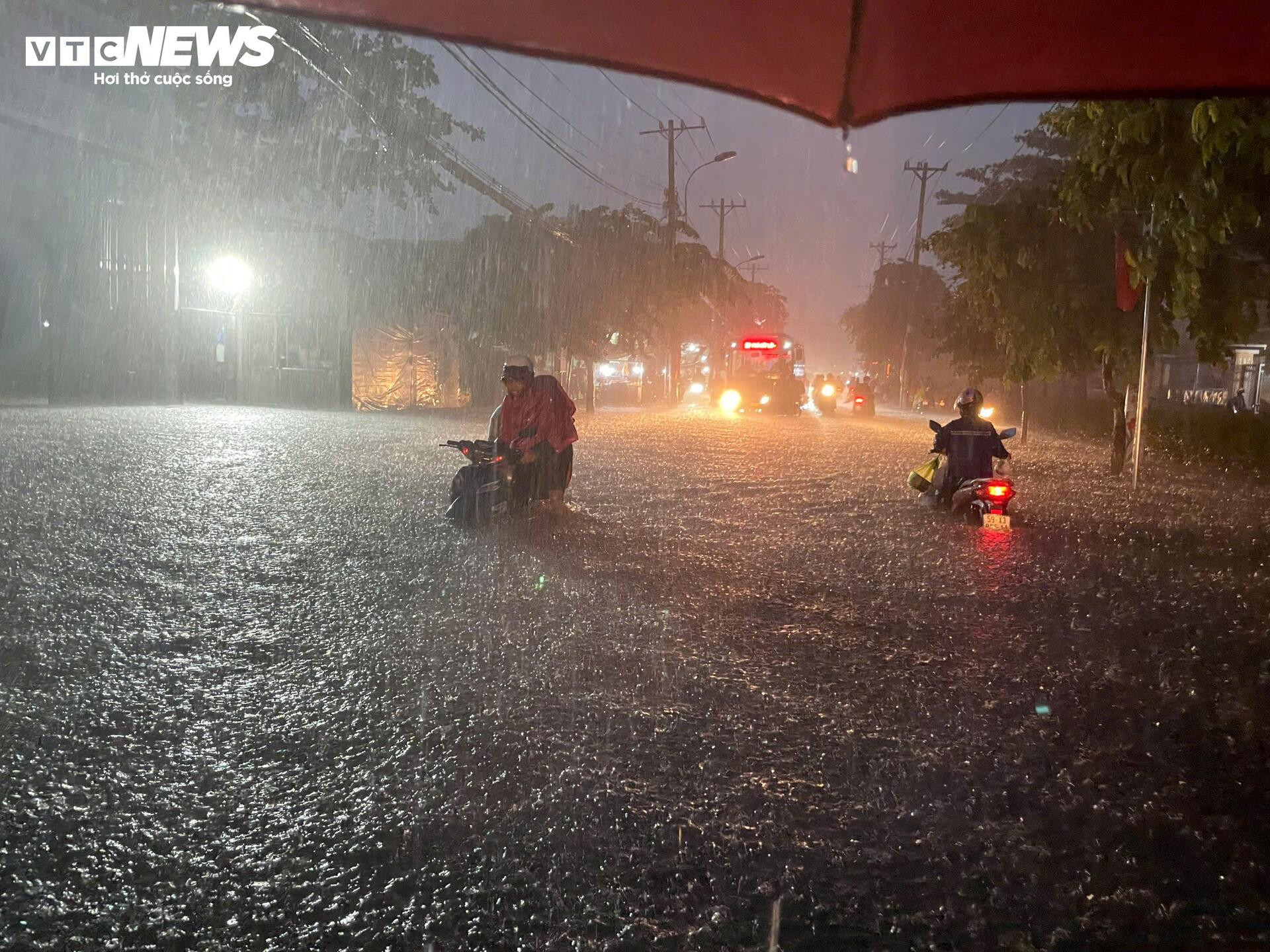 Mưa lớn gây ngập sâu nhiều tuyến đường TP.HCM, người dân dắt xe lội nước về nhà - 4
