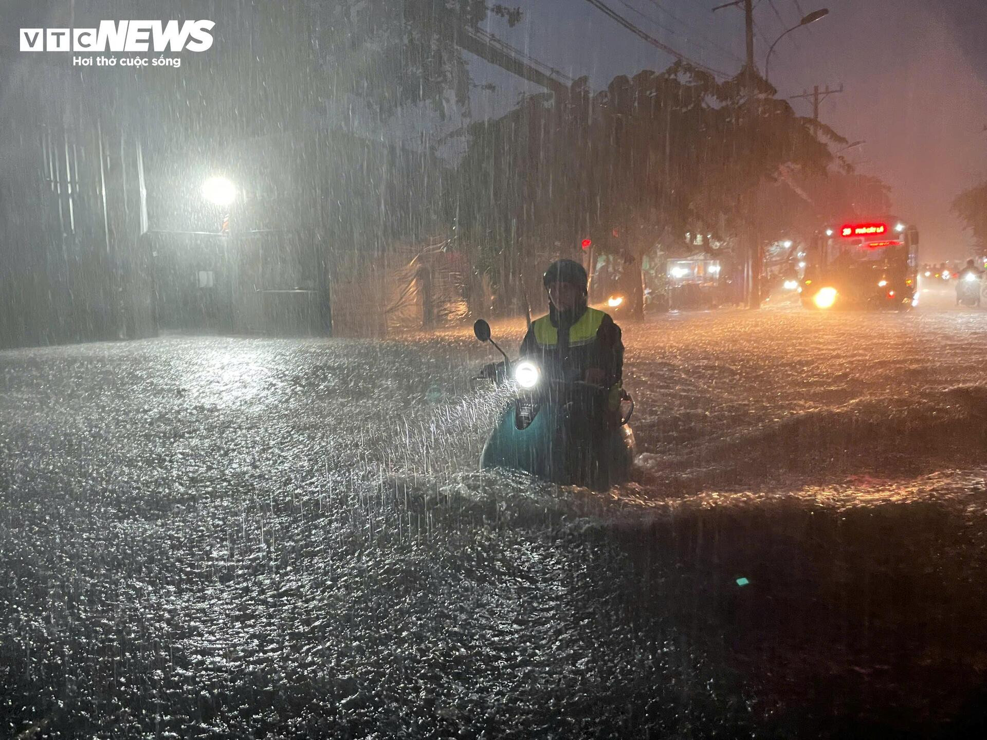 Mưa lớn gây ngập sâu nhiều tuyến đường TP.HCM, người dân dắt xe lội nước về nhà - 7