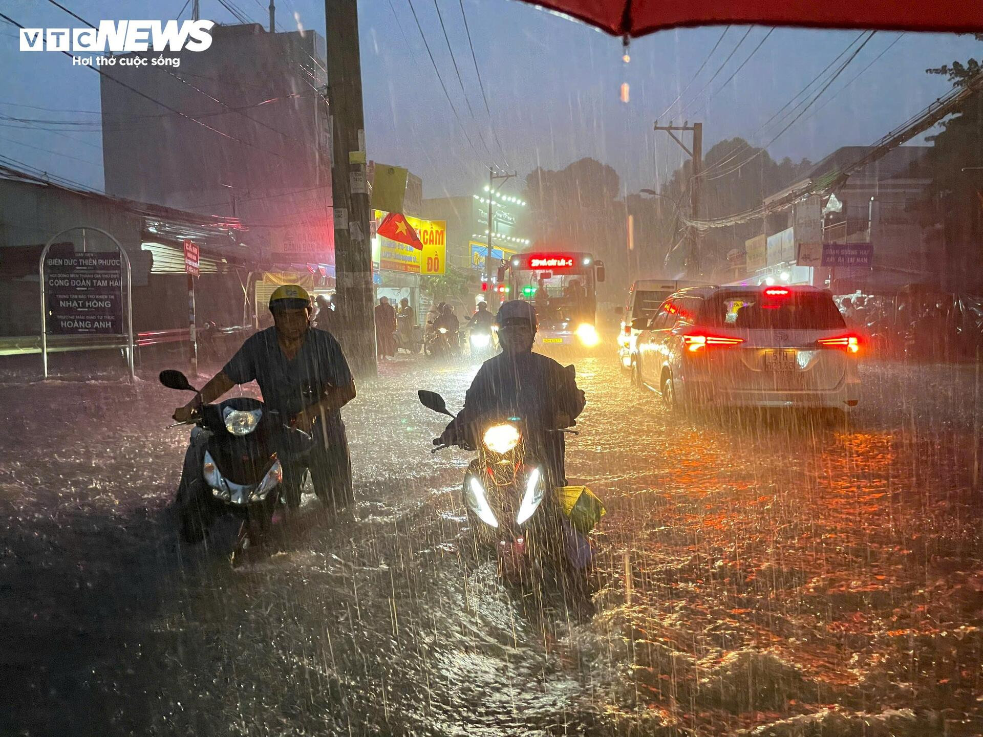 Mưa lớn gây ngập sâu nhiều tuyến đường TP.HCM, người dân dắt xe lội nước về nhà - 3