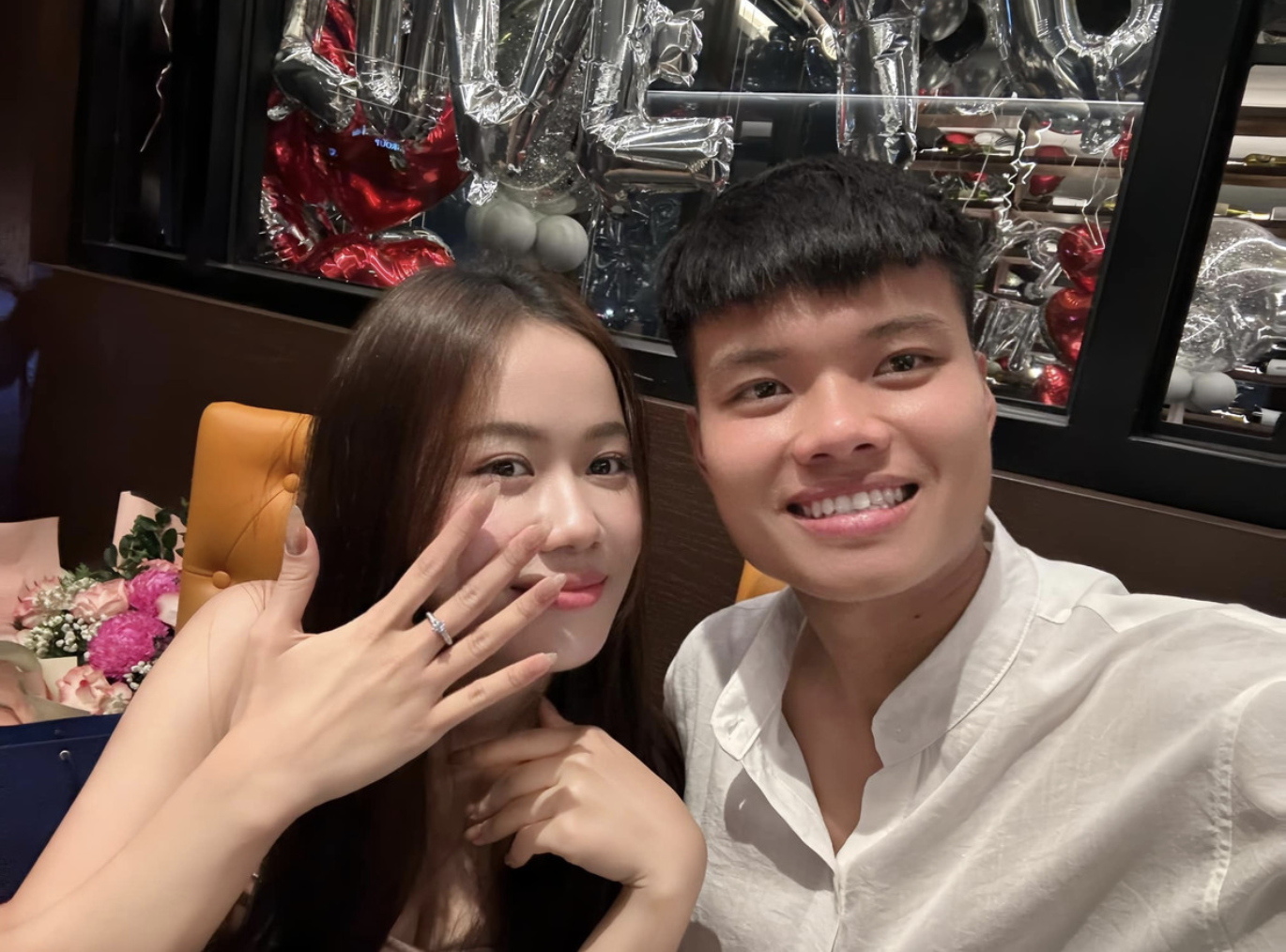 Nhan sắc hot girl của nữ nhân viên ngân hàng vừa kết hôn với cựu sao U23 Việt Nam - Ảnh 2.